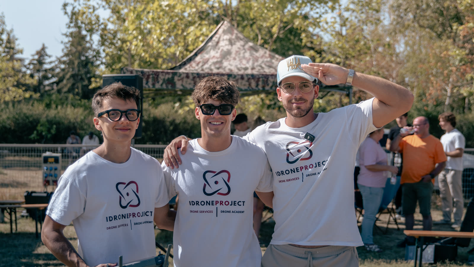 Az iDroneProject csapata az augusztusi nyílt napon, iDroneProject pólóban, mögöttük a résztvevők