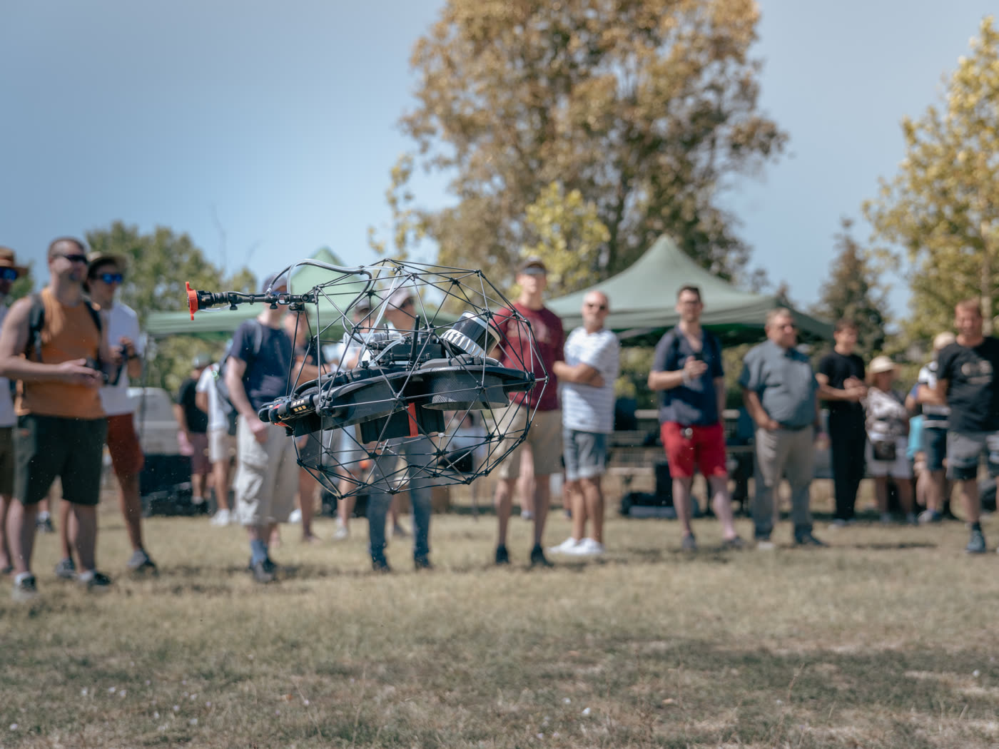 A ketreces Flyability Elios 3 repül a nézők előtt az augusztusi nyílt napon